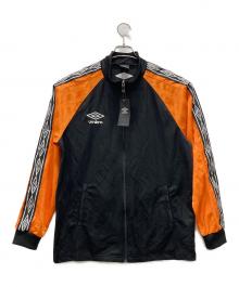 UMBRO（アンブロ）の古着「ロゴプリント袖トラックジャケット」｜ブラック