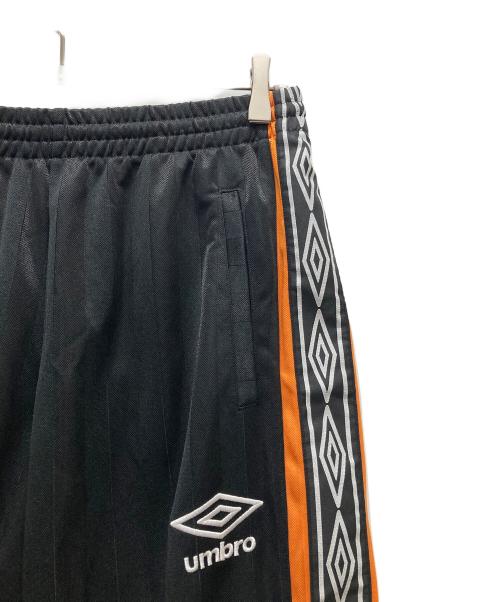 UMBRO（アンブロ）UMBRO (アンブロ) サイドロゴライン トラックパンツ ブラック サイズ:XOの古着・服飾アイテム