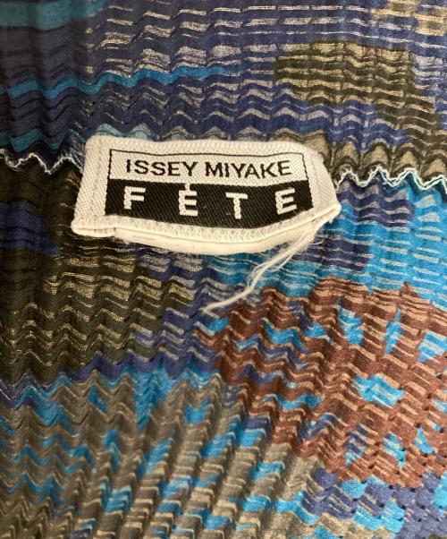 ISSEY MIYAKE FETE（イッセイミヤケフェット）ISSEY MIYAKE FETE (イッセイミヤケフェット) プリーツブラウス ブルー サイズ:不明の古着・服飾アイテム