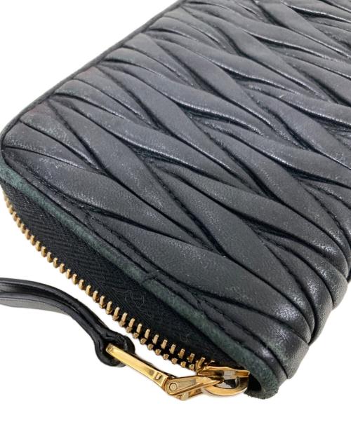 MIU MIU（ミュウミュウ）MIU MIU (ミュウミュウ) マテラッセラウンドファスナー財布 ブラックの古着・服飾アイテム
