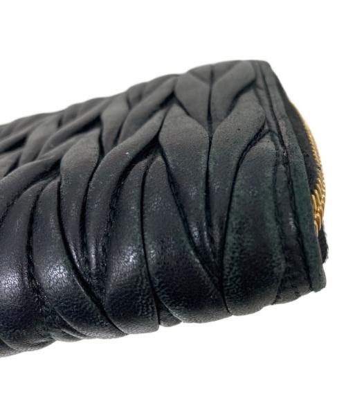 MIU MIU（ミュウミュウ）MIU MIU (ミュウミュウ) マテラッセラウンドファスナー財布 ブラックの古着・服飾アイテム