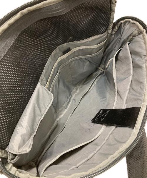 AER（エアー）Aer (エアー) TRAVEL SLINGメッセンジャーバッグ ブラックの古着・服飾アイテム