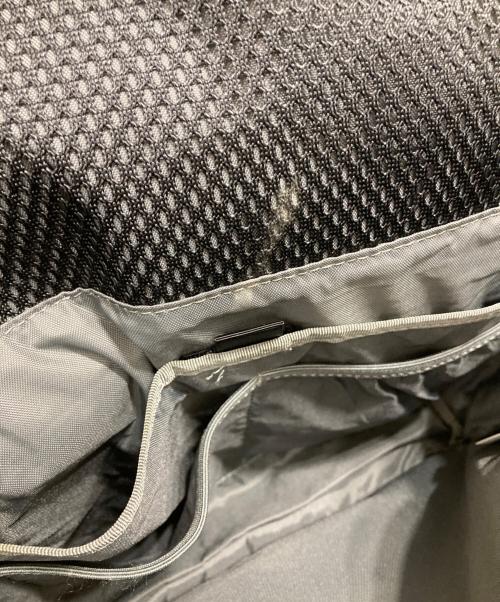 AER（エアー）Aer (エアー) TRAVEL SLINGメッセンジャーバッグ ブラックの古着・服飾アイテム