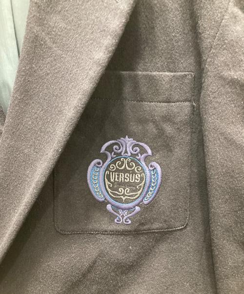 VERSUS VERSACE（ヴェルサス ヴェルサーチェ）VERSUS VERSACE (ヴェルサス ヴェルサーチェ) ロゴワッペン テーラードジャケット ネイビー サイズ:４８の古着・服飾アイテム