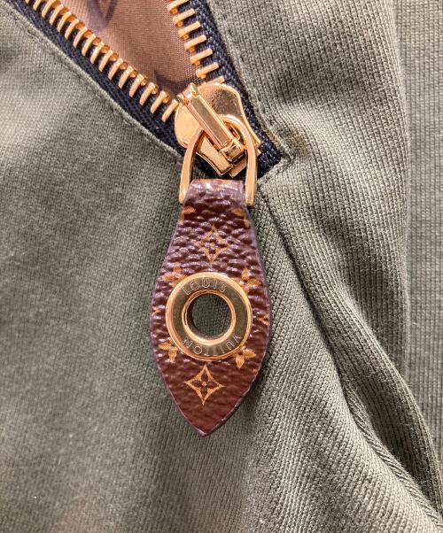 LOUIS VUITTON（ルイ ヴィトン）LOUIS VUITTON (ルイ ヴィトン) モノグラムチェーン装飾ZIPTシャツ オリーブ サイズ:Lの古着・服飾アイテム