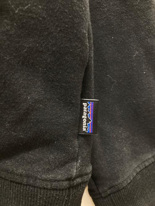 Patagonia（パタゴニア）Patagonia (パタゴニア) P-6 LABEL UPRISAL HOODY/ロゴパーカー ブラック サイズ:Lの古着・服飾アイテム