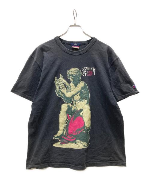 stussy（ステューシー）stussy (ステューシー) Champion (チャンピオン) 別注プリントTシャツ ブラック サイズ:Mの古着・服飾アイテム