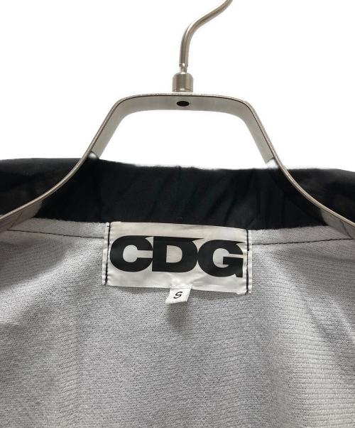 CDG（シーディージー）CDG (シーディージー) pokemon (ポケモン) ロゴ・ピカチュウプリント コーチジャケット ブラック サイズ:Sの古着・服飾アイテム