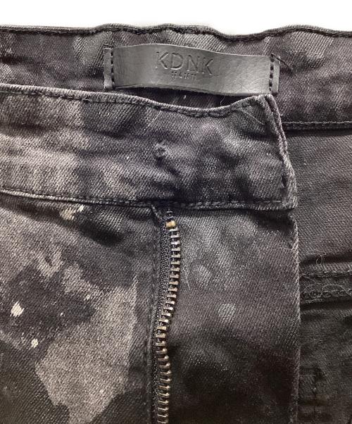 KDNK 1141411（KDNK 1141411）KDNK 1141411 (KDNK 1141411) ペイントダメージデニムパンツ ブラック サイズ:38の古着・服飾アイテム