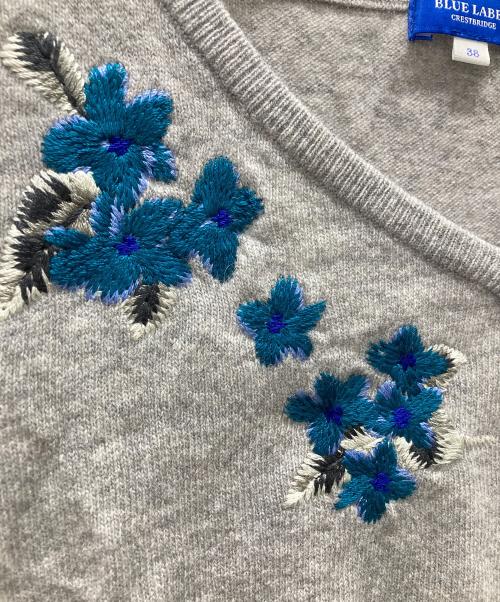 BLUE LABEL CRESTBRIDGE（ブルーレーベルクレストブリッジ）BLUE LABEL CRESTBRIDGE (ブルーレーベルクレストブリッジ) フラワー刺繍ニット グレー サイズ:38の古着・服飾アイテム