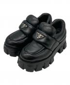 PRADAプラダ）の古着「ロゴプレートソフトパデッドナッパレザーローファー」｜ブラック