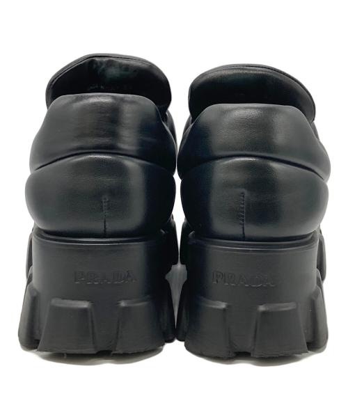 PRADA（プラダ）PRADA (プラダ) ロゴプレートソフトパデッドナッパレザーローファー ブラック サイズ:38の古着・服飾アイテム