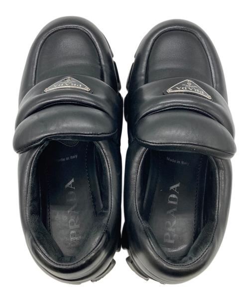 PRADA（プラダ）PRADA (プラダ) ロゴプレートソフトパデッドナッパレザーローファー ブラック サイズ:38の古着・服飾アイテム