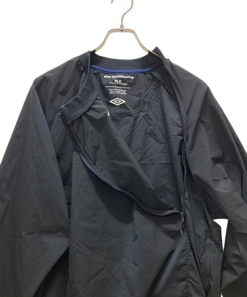 WHITE MOUNTAINEERING（ホワイトマウンテ二アニング）WHITE MOUNTAINEERING (ホワイトマウンテ二アニング) UMBRO (アンブロ) プルオーバーシャツ ブラック サイズ:XLの古着・服飾アイテム