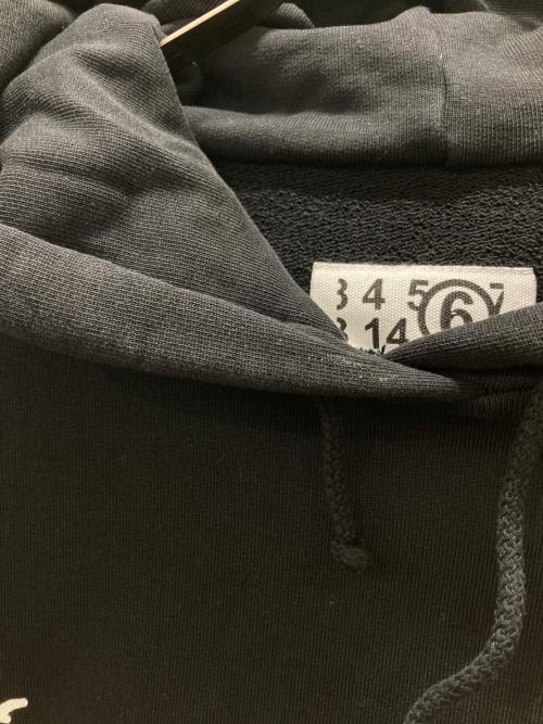 MM6 Maison Margiela（エムエムシックスメゾンマルジェラ）MM6 Maison Margiela (エムエムシックスメゾンマルジェラ) ロゴプリントクロップドプルオーバーパーカー ブラック サイズ:Mの古着・服飾アイテム