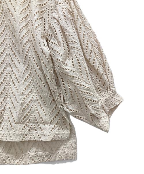 CLANE（クラネ）CLANE (クラネ) カットエンブロイダリートップ ベージュ サイズ:Sの古着・服飾アイテム