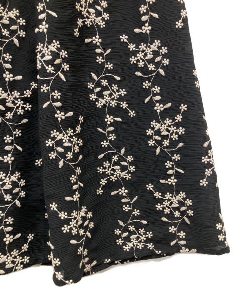 CLANE（クラネ）CLANE (クラネ) ストライプフラワー刺繍スカート ブラックの古着・服飾アイテム