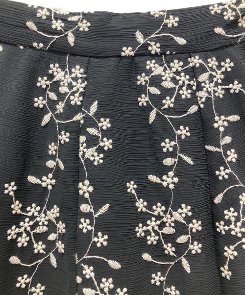 CLANE（クラネ）CLANE (クラネ) ストライプフラワー刺繍スカート ブラックの古着・服飾アイテム