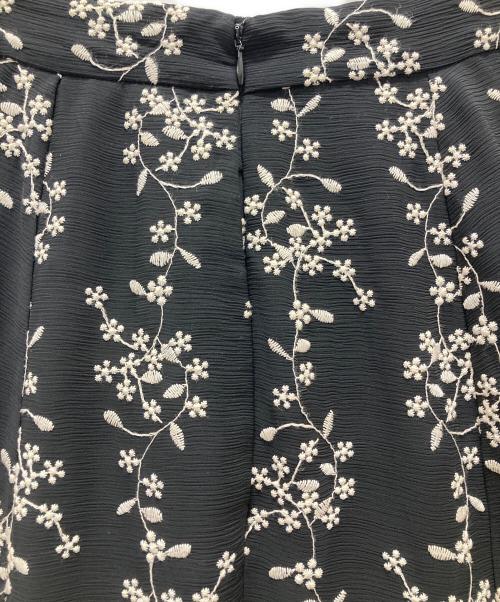 CLANE（クラネ）CLANE (クラネ) ストライプフラワー刺繍スカート ブラックの古着・服飾アイテム