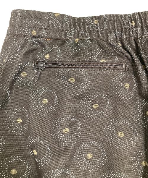 Needles（ニードルズ）Needles (ニードルズ) 総柄トラックパンツ ブラウン サイズ:XSの古着・服飾アイテム