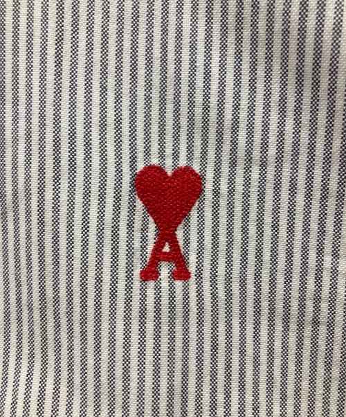 AMI Alexandre Mattiussi（アミアレクサンドルマテュッシ）AMI Alexandre Mattiussi (アミアレクサンドルマテュッシ) ハート刺繍ストライプシャツ グレー サイズ:41の古着・服飾アイテム