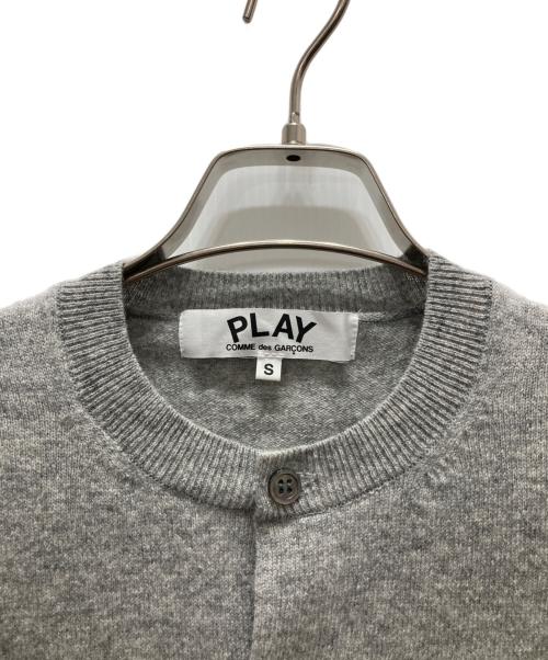 PLAY COMME des GARCONS（プレイコムデギャルソン）PLAY COMME des GARCONS (プレイコムデギャルソン) ハート刺繍カーディガン グレー サイズ:Sの古着・服飾アイテム
