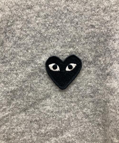 PLAY COMME des GARCONS（プレイコムデギャルソン）PLAY COMME des GARCONS (プレイコムデギャルソン) ハート刺繍カーディガン グレー サイズ:Sの古着・服飾アイテム