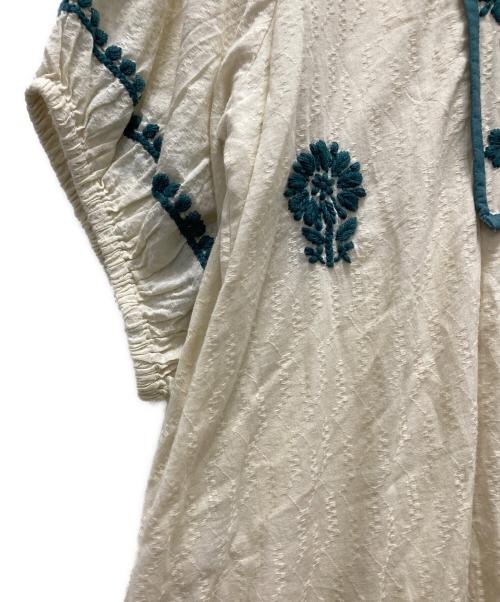 As know as olaca（アズノウアズ オオラカ）As know as olaca (アズノウアズ オオラカ) モリっとラクノー刺繍OP ベージュ サイズ:3 未使用品の古着・服飾アイテム