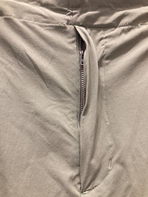 universal products（ユニバーサルプロダクツ）UNIVERSAL PRODUCTS (ユニバーサルプロダクツ) BIG WAIST EASY SLACKS オリーブ サイズ:2の古着・服飾アイテム