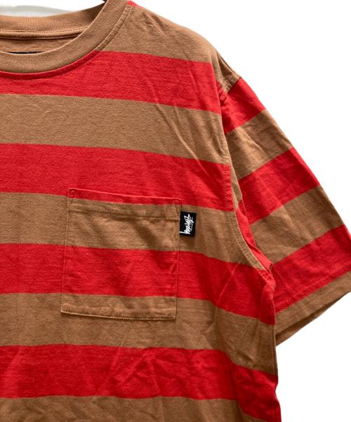 stussy（ステューシー）stussy (ステューシー) ボーダーポケットTシャツ/Classic Stripe Crew Neck T-Shirt レッド×ブラウン サイズ:Mの古着・服飾アイテム