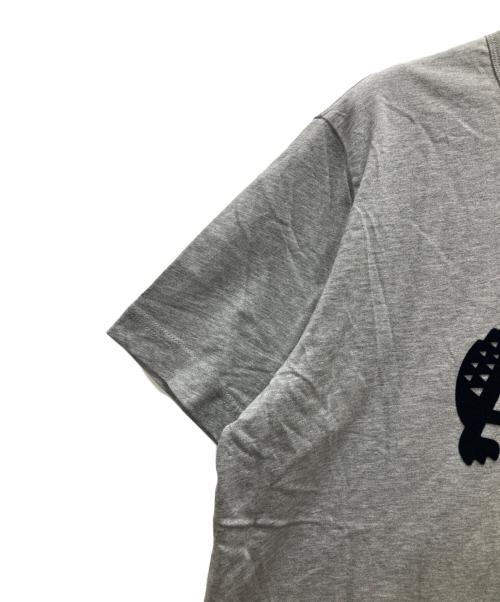 A.P.C.（アーペーセー）A.P.C. (アーペーセー) LACOSTE (ラコステ) フロッキーロゴ プリントTシャツ グレー サイズ:Mの古着・服飾アイテム