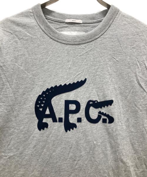 A.P.C.（アーペーセー）A.P.C. (アーペーセー) LACOSTE (ラコステ) フロッキーロゴ プリントTシャツ グレー サイズ:Mの古着・服飾アイテム