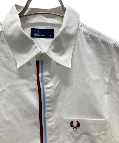 FRED PERRY（フレッドペリー）FRED PERRY (フレッドペリー) 半袖シャツ ホワイト サイズ:Mの古着・服飾アイテム