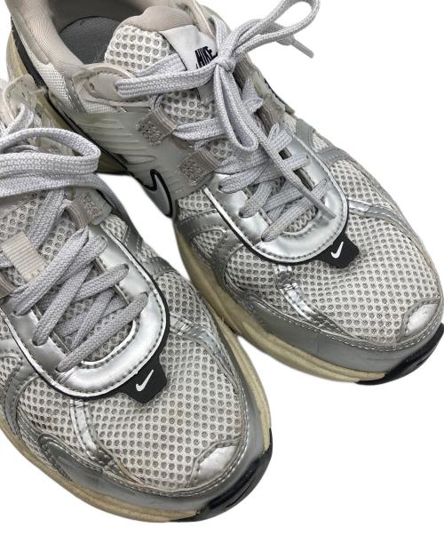 NIKE（ナイキ）NIKE (ナイキ) W V2K RUN SUMMIT シルバー サイズ:24.5の古着・服飾アイテム