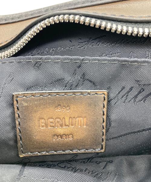 Berluti（ベルルッティ）Berluti (ベルルッティ) ジュルナリエスクリットレザーメッセンジャーバッグ ブラウンの古着・服飾アイテム