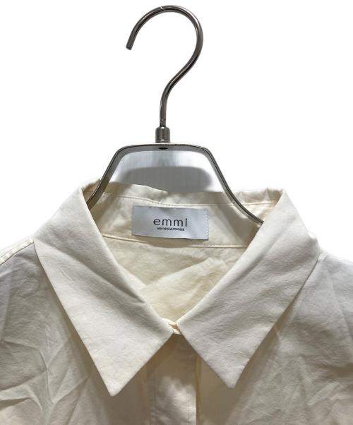 emmi（エミ）emmi (エミ) ロゴ刺繍シャツ アイボリー サイズ:Freeの古着・服飾アイテム