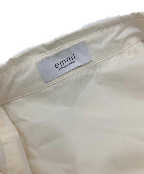 emmi（エミ）emmi (エミ) ロゴ刺繍シャツ アイボリー サイズ:Freeの古着・服飾アイテム