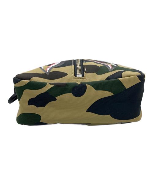 BAPE BY A BATHING APE（ベイプバイアベイシングエイプ）BAPE BY A BATHING APE (ベイプバイアベイシングエイプ) ショルダーバッグ/ABC CAMO MILO SHARK MINI SHOULDER BAG カーキの古着・服飾アイテム