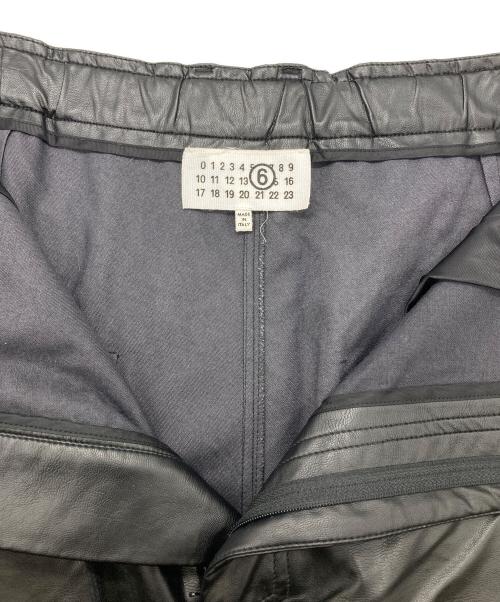MM6 Maison Margiela（エムエムシックスメゾンマルジェラ）MM6 Maison Margiela (エムエムシックスメゾンマルジェラ) フェイクレザーパンツ ブラック サイズ:44の古着・服飾アイテム