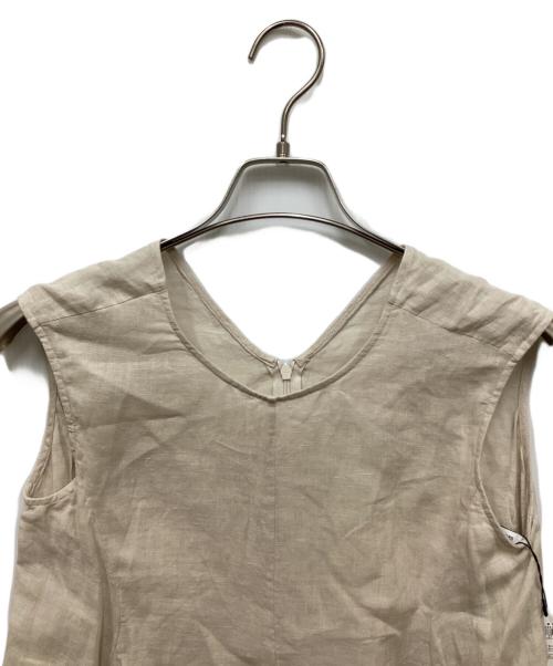 23区（ニジュウサンク）23区 (ニジュウサンク) リネンノースリーブブラウス ベージュ サイズ:32 未使用品の古着・服飾アイテム