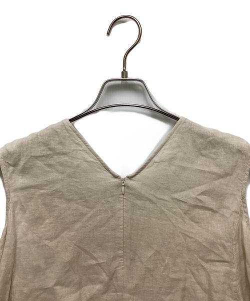 23区（ニジュウサンク）23区 (ニジュウサンク) リネンノースリーブブラウス ベージュ サイズ:32 未使用品の古着・服飾アイテム