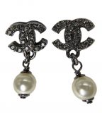 CHANELシャネル）の古着「ココマークラインストーンパールピアス」｜シルバー