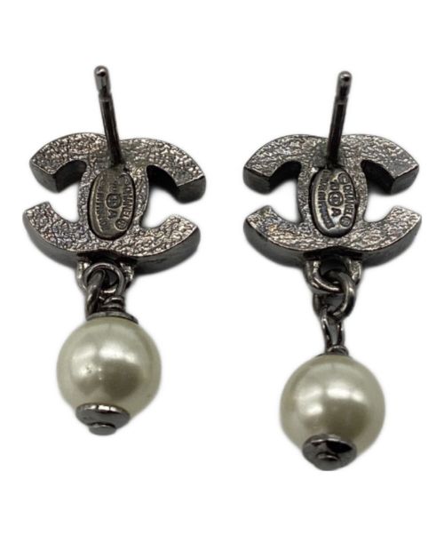 CHANEL（シャネル）CHANEL (シャネル) ココマークラインストーンパールピアス シルバーの古着・服飾アイテム