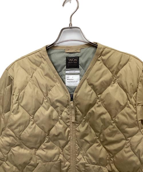 BAYFLOW（ベイフロー）BAYFLOW (ベイフロー) TAION (タイオン) Vネックキルティングジャケット ベージュ サイズ:Lの古着・服飾アイテム