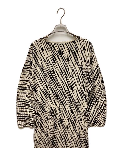 COS（コス）COS (コス) プリーツゼブラワンピース ホワイト サイズ:XS 未使用品の古着・服飾アイテム