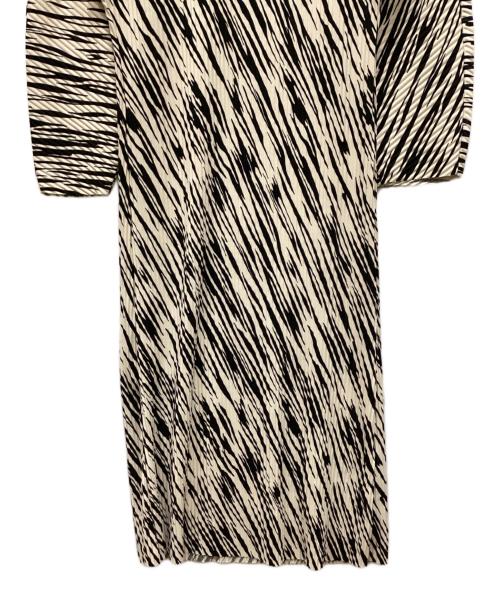 COS（コス）COS (コス) プリーツゼブラワンピース ホワイト サイズ:XS 未使用品の古着・服飾アイテム