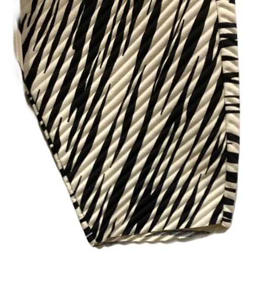 COS（コス）COS (コス) プリーツゼブラワンピース ホワイト サイズ:XS 未使用品の古着・服飾アイテム