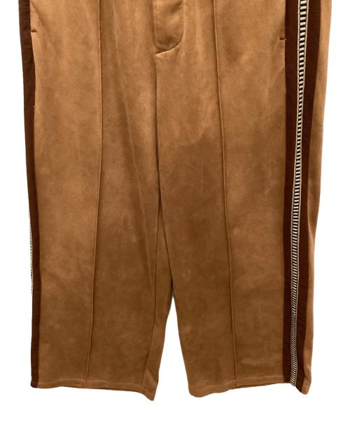 SASQUATCHfabrix.（サスクワッチファブリックス）SASQUATCHfabrix. (サスクワッチファブリックス) FAUX SUEDE FLARE SILHOUETTE TRACK PANTS/フェイクスウェードフレアシルエットトラックパンツ ブラウン サイズ:XLの古着・服飾アイテム