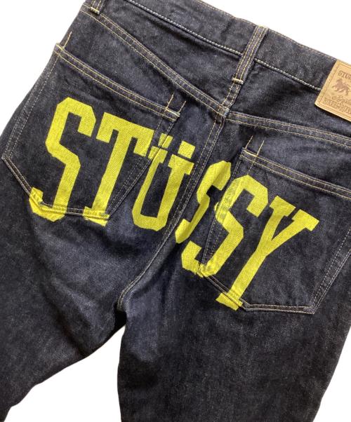 stussy（ステューシー）stussy (ステューシー) バックロゴペイントデニムパンツ インディゴ サイズ:30の古着・服飾アイテム