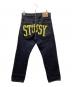 stussy（ステューシー）の古着「バックロゴペイントデニムパンツ」｜インディゴ